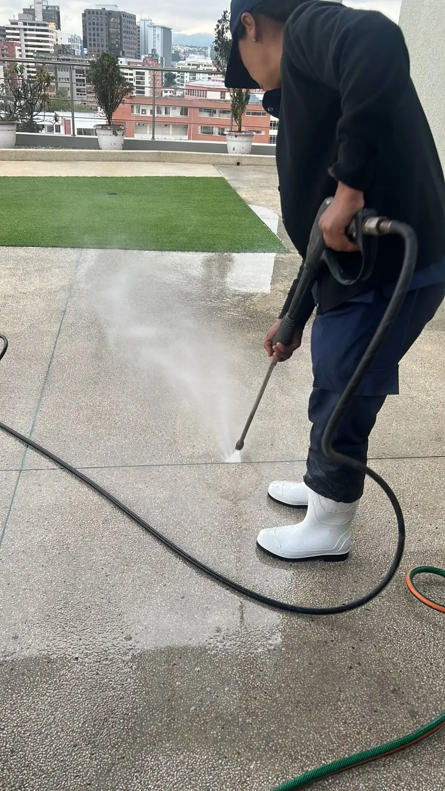 Limpieza a presión de piso exterior en curso